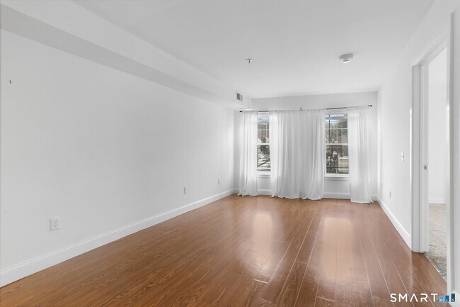 Building Photo - 947 Hope St