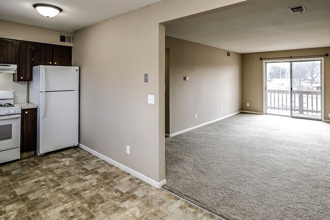 Building Photo - Top Floor 2-Bedroom Apartment in Bellevue!