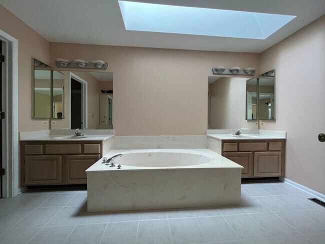 Building Photo - 4891 Turnberry Dr
