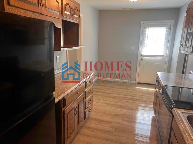 Building Photo - Three Bedroom House | Off Diamond Avenue