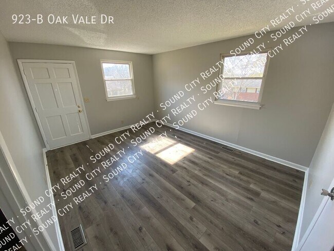 Building Photo - 923-B Oak Vale Dr-