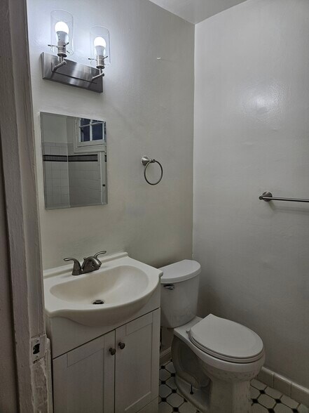 Building Photo - 1722 H St NE