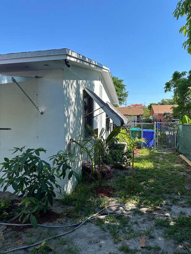 Building Photo - 100 NE 64th Ter