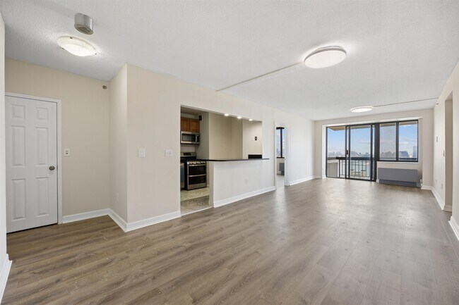 Building Photo - 45 River Dr S