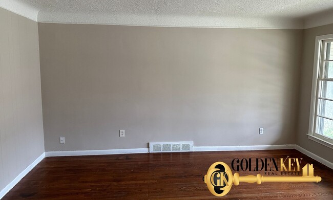 Building Photo - Spacious 4 bed / 2 bath with garage and fi...