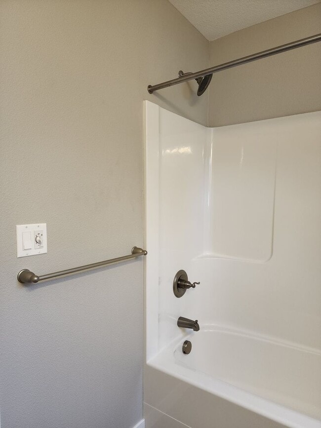 Building Photo - $1,000.00 OFF YOUR FIRST FULL MONTH'S RENT...