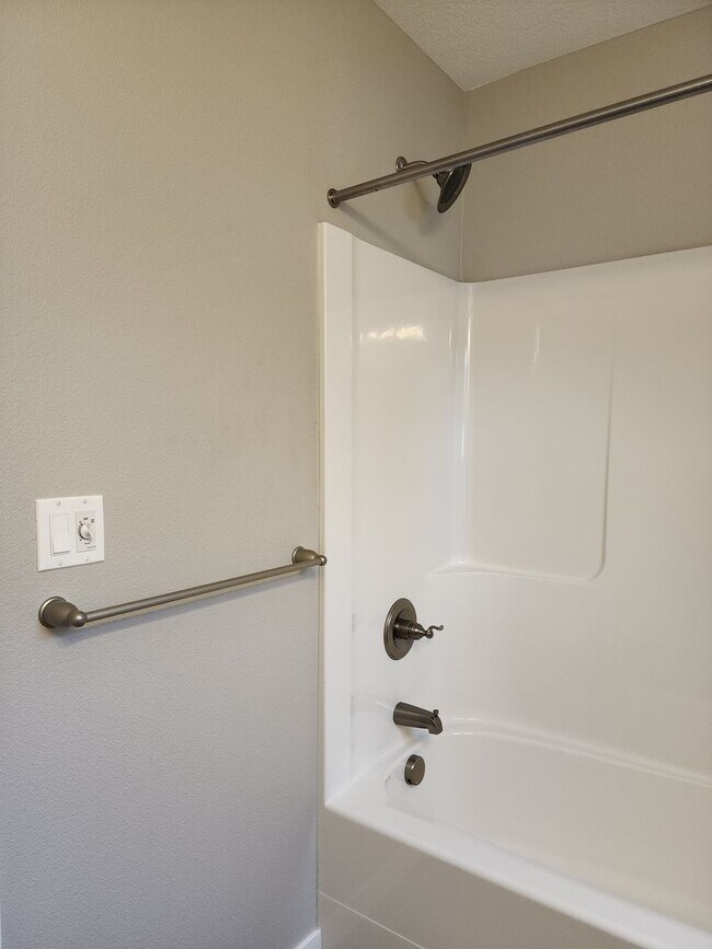 Building Photo - FIRST  FULL  MONTH'S   RENT  FREE     Lovely 2019 single-family home in Newberg