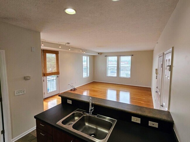 Building Photo - 120 E Mound St