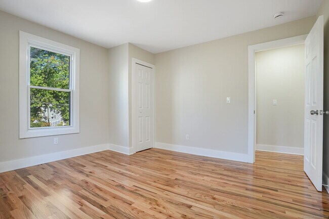 Building Photo - 10 Perry Hill Rd