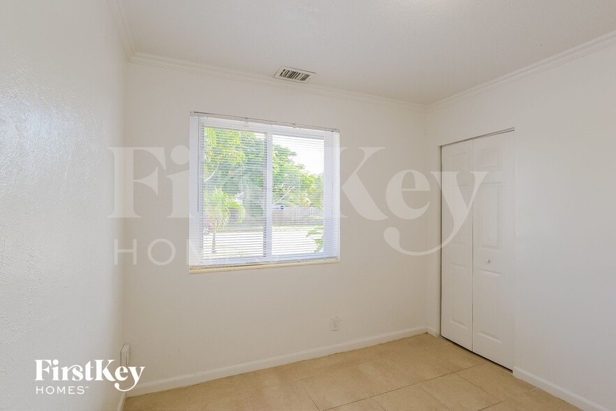 Building Photo - 6820 SW 16th Ct