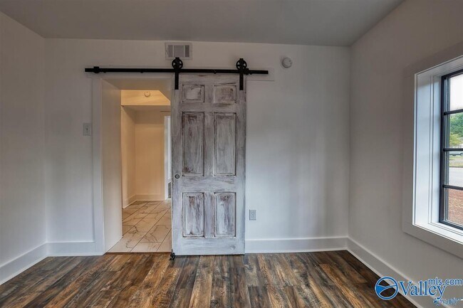 Building Photo - 1122 NE Wellman Ave