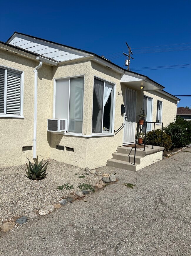 Building Photo - 2036 Colby Ave