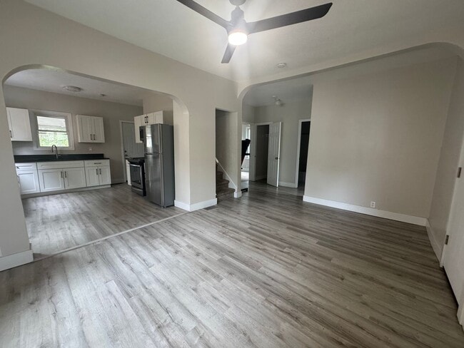 Building Photo - Centrally located 4 bedroom 1 bath