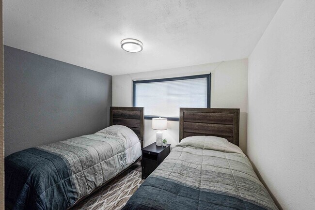 Building Photo - GORGEOUS 3 Bedroom (+BONUS ROOM!) 2 Bath Home with RV/Boat storage near beaches and shopping!