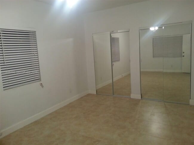 Building Photo - 1575 NE 38th St