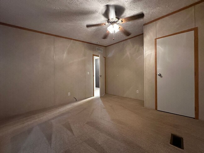 Building Photo - Spacious 4 bedroom/2 bath home for rent - ...