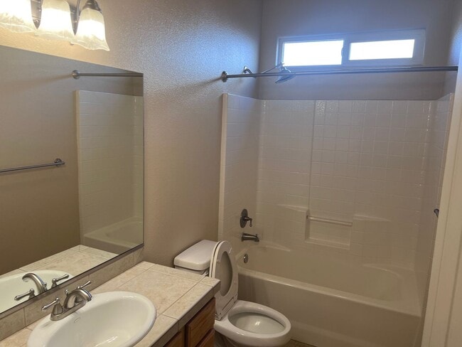 Building Photo - 3 bedroom, 2 bathroom house located in the desirable neighborhood