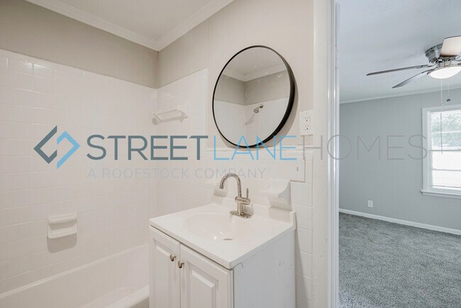 Building Photo - Charming 4 Bedroom in Lanett!