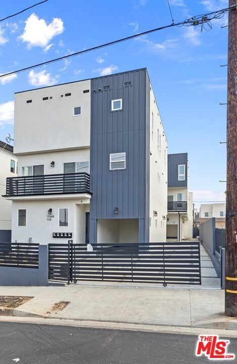 Building Photo - 1116 S Mariposa Ave