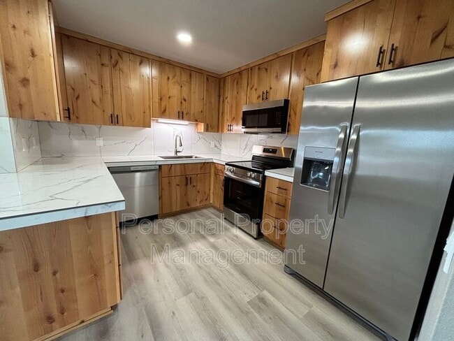 Building Photo - 112 Elm St