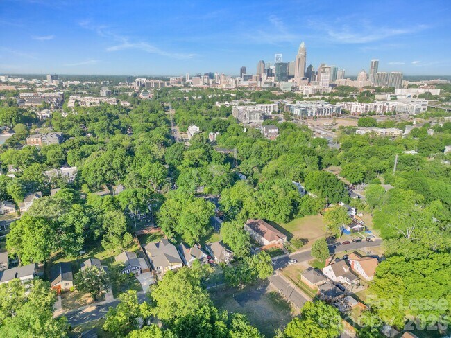 Building Photo - 812 E 18th St