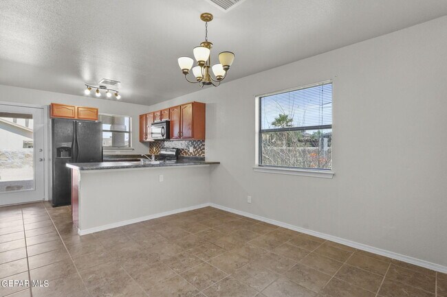 Building Photo - 2300 Glitter St