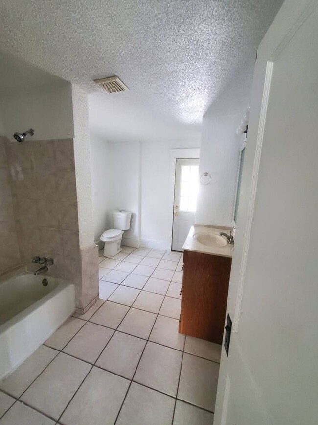 Building Photo - Charming 4-Bedroom Property in Prime Location