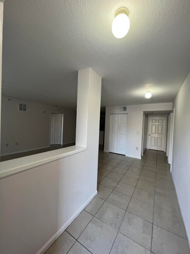 Building Photo - 161 SW Palm Dr