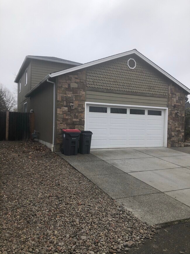 Building Photo - 813 Solano Cir