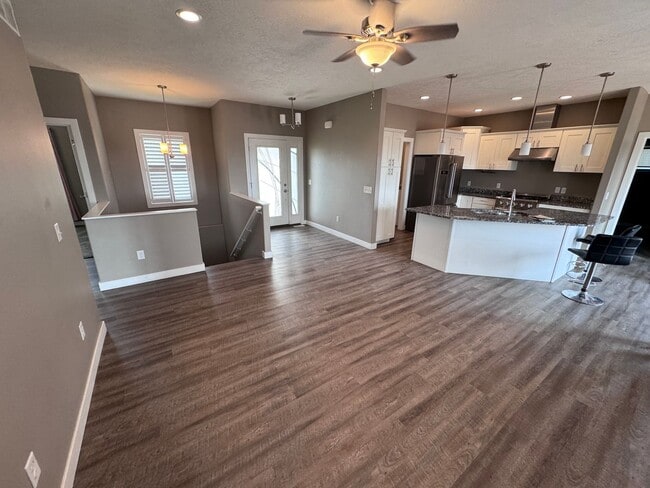 Building Photo - $2800 - 4 Bed 3 Bath Home in Westside Siou...