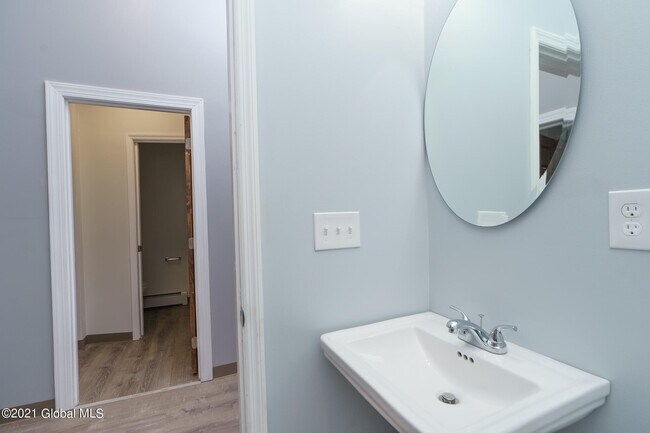 Building Photo - 10 Hall Pl