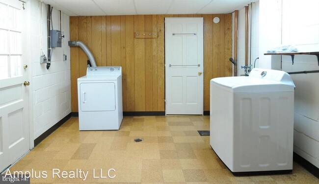 Building Photo - 5 br, 3 bath House - 6655 TENNYSON DR