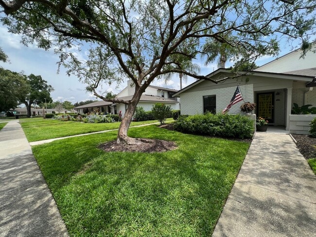 Building Photo - Audubon Park 2/2 Corner Unit Villa with La...