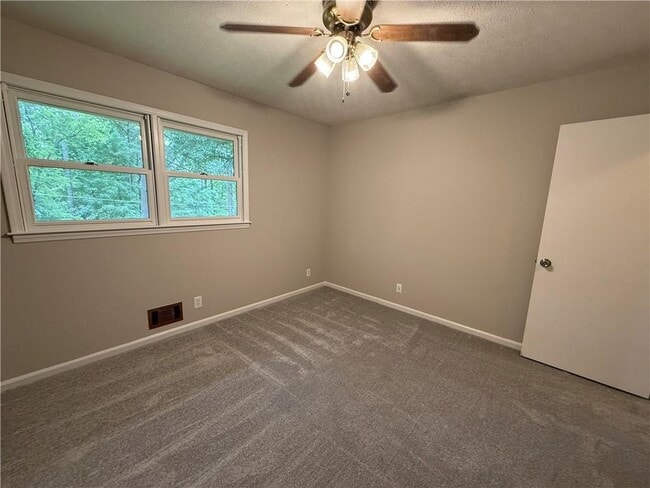 Building Photo - 3155 Oak Dr
