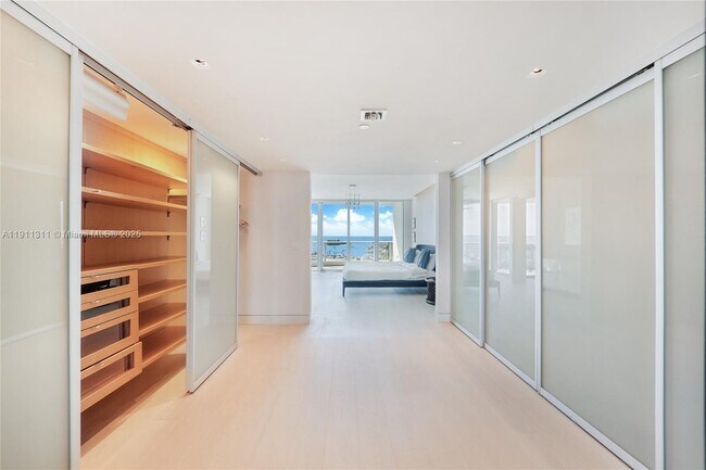 Building Photo - 2627 S Bayshore Dr