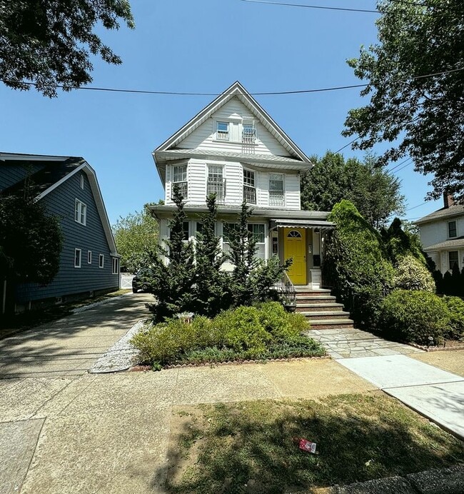 Building Photo - 59 Oak St