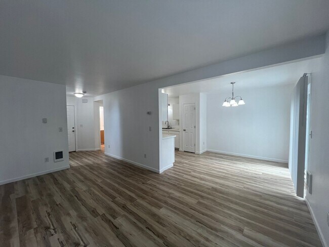 Building Photo - Rent Reduction; MOVE IN SPECIAL; Remodeled...