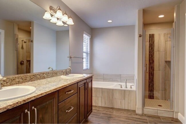 Building Photo - Like New Townhome in Cedar City!!