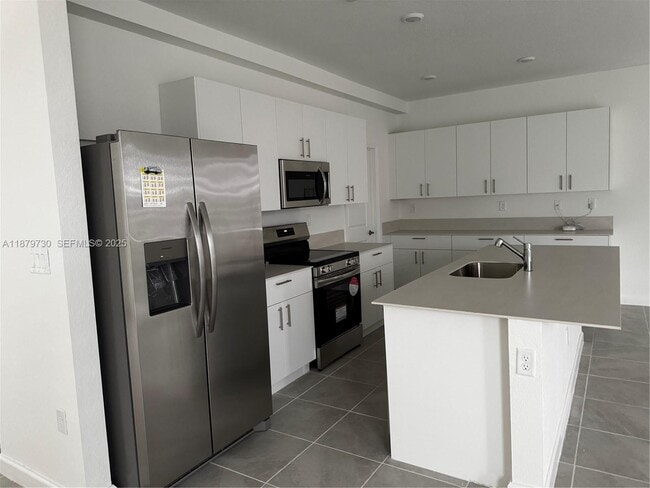 Building Photo - 2954 SE 23rd Ave