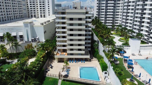 Building Photo - 1621 Collins Ave