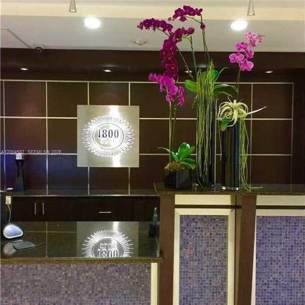 Building Photo - 1800 N Bayshore Dr