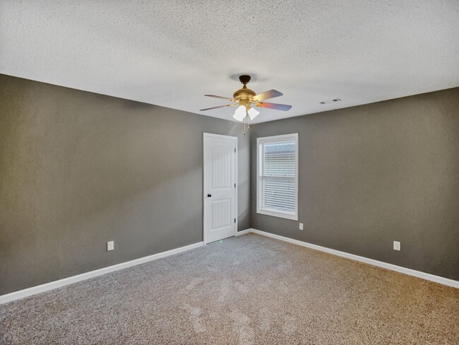 Building Photo - Available August 6th!!! Recently Updated 3...