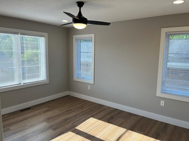 Building Photo - 601 E Miller Dr