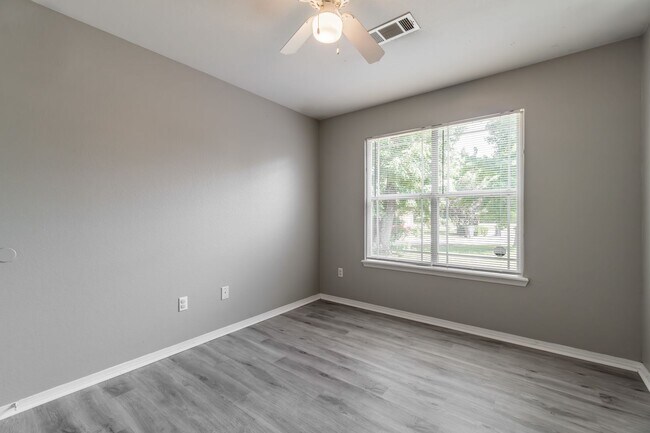 Building Photo - Freshly Updated 3 Bed, 2 Bath Home in Fort...