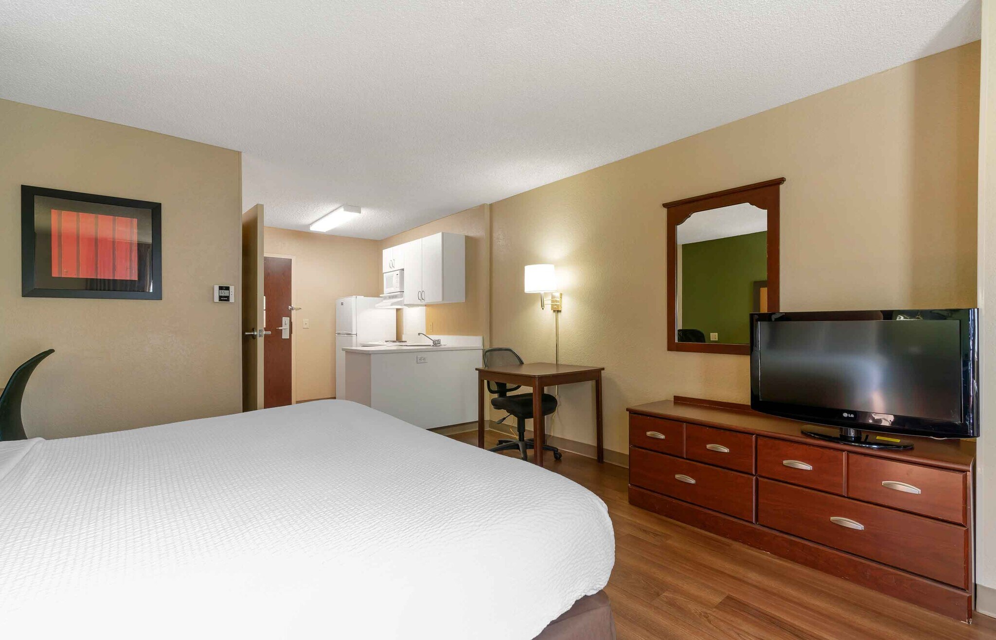 Building Photo - Furnished Studio-Santa Rosa - North
