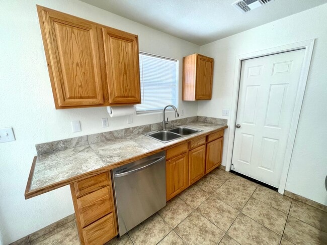 Building Photo - Nice 2 Bedroom 1 Bath Home! *HOME IS CURRENTLY OCCUPIED, PLEASE DO NOT DISTURB THE TENANTS*