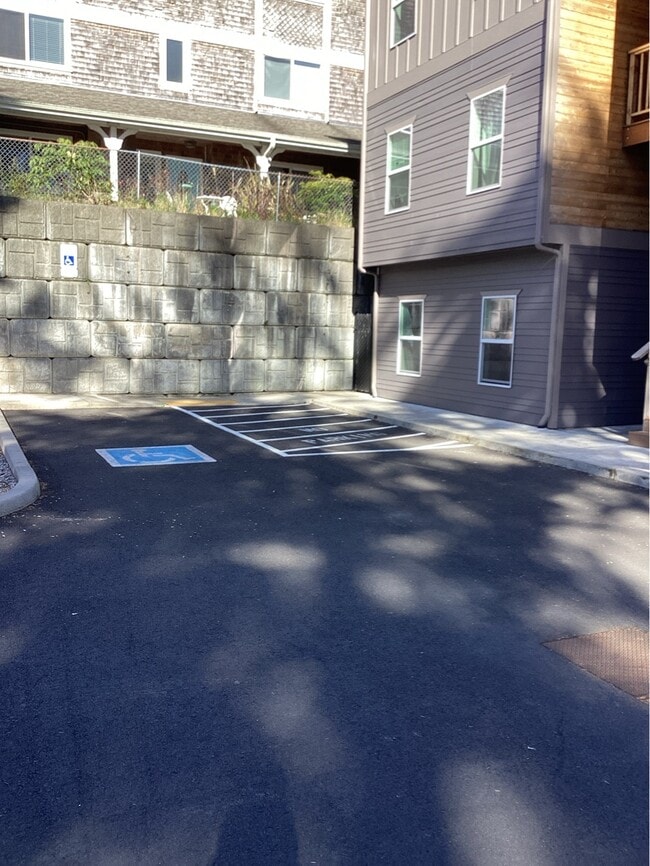 Building Photo - 2950 SW Coho St