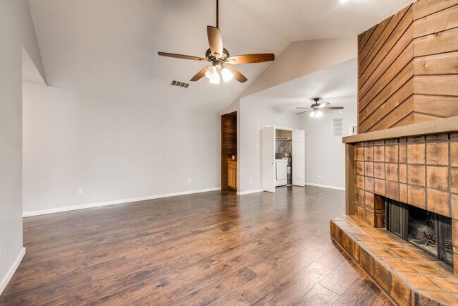 Building Photo - Spacious 2nd floor corner unit in Richardson