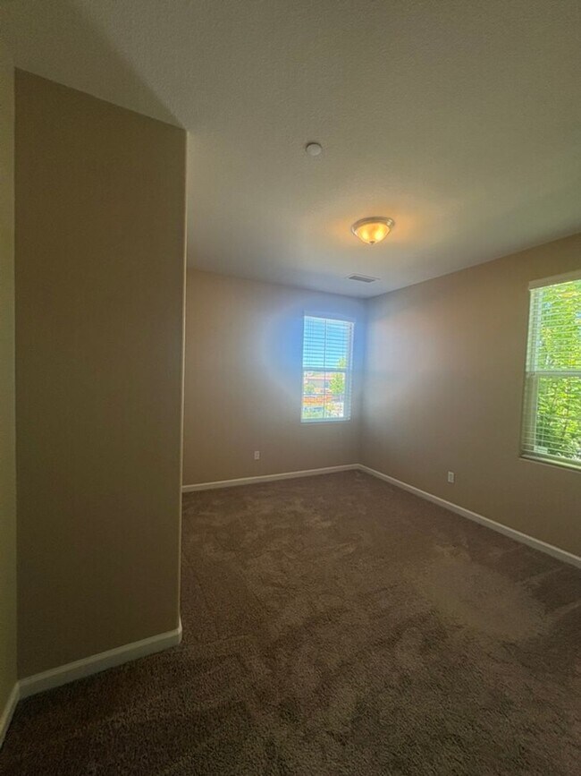 Building Photo - 4 bedroom 3 bath stunner in Sparks