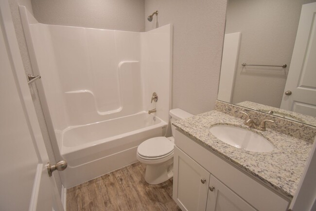 Building Photo - 2 Bedroom 2 Bathroom Home in Fayetteville,...